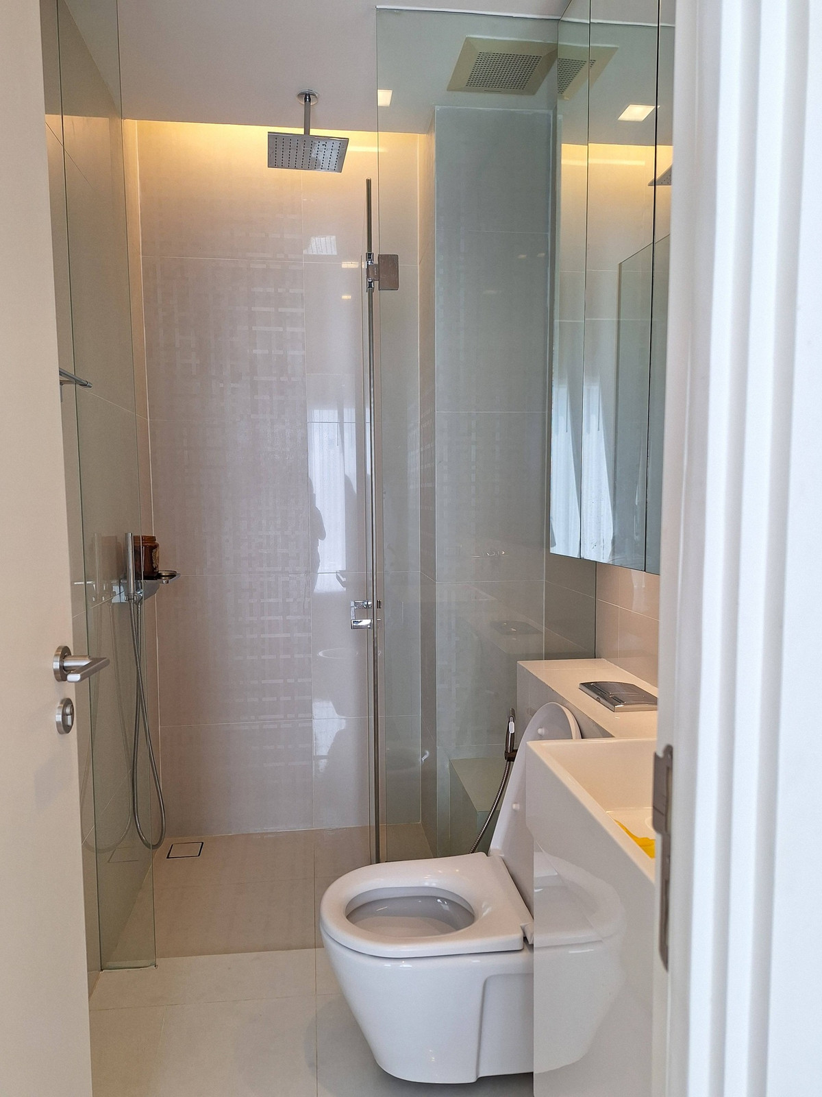 For RentCondoLadprao, Central Ladprao : Beautiful room, exactly as described, ready to move in, The Saint Residence, near BTS Ha Yaek Lat Phrao Station, easy to travel, make an appointment to see urgently, call/line.