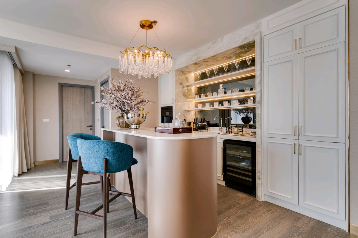 For SaleCondoKhlongtoei, Kluaynamthai : 🌟𝐏𝐞𝐧𝐭𝐡𝐨𝐮𝐬𝐞 𝟐𝟑𝟎 𝐬𝐪𝐦 𝐒𝐡𝐨𝐰 𝐮𝐧𝐢𝐭 ⭐️
 Sell fully Furnished professionally decorated unit!!  Foreigner Quota