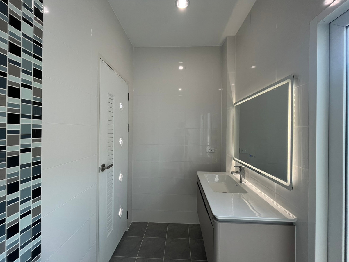 ขายนนทบุรี บางใหญ่ บางบัวทอง : บ้านแฝด หมู่บ้านชิชากร 2 / 3 ห้องนอน (ขาย), Semi - detached house Chichakorn Village 2 / 3 Bedrooms (FOR SALE) AOM082