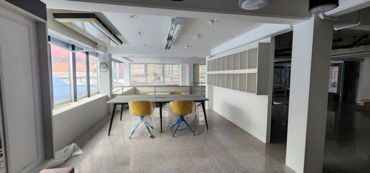 For RentShop HouseYaowarat, Banglamphu : HR3274 Announcement for renting a commercial building, 4 units, 5 floors, prime location in the heart of Khlong Thom-Worachak. Potential space for showroom and headquarters The densest commercial business district