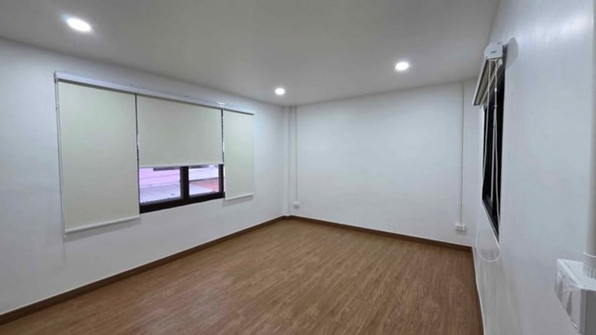 ให้เช่าบ้านโชคชัย4 ลาดพร้าว71 : HR3271ให้เช่าบ้านเดี่ยว 2 ชั้น พื้นที่ใช้สอยกว้างขวางกว่า 260 ตารางเมตร ตั้งอยู่ในหมู่บ้านระเบียงทอง 4 ซอยนาคนิวาส 44