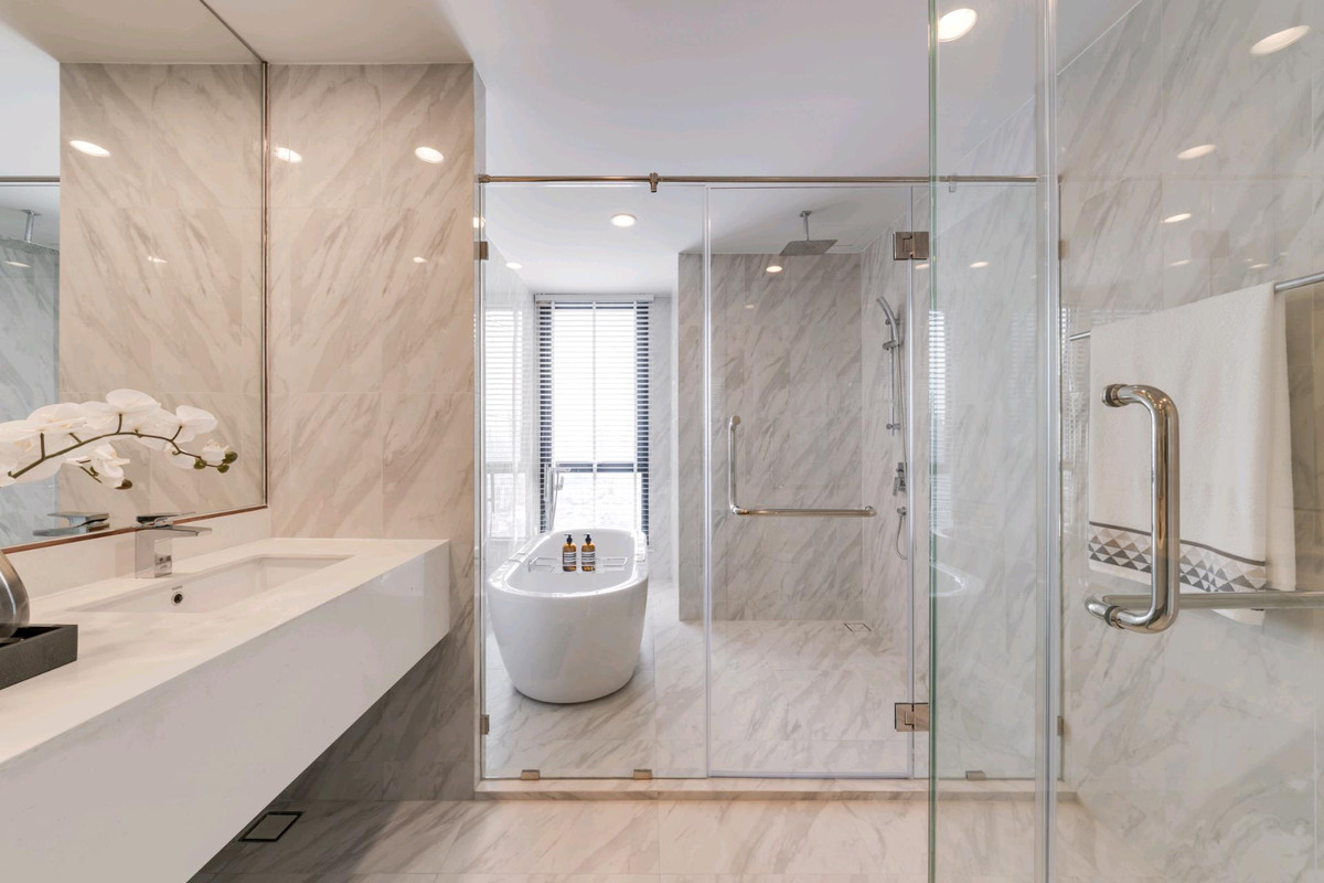 For SaleCondoKhlongtoei, Kluaynamthai : 🌟𝐏𝐞𝐧𝐭𝐡𝐨𝐮𝐬𝐞 𝟐𝟑𝟎 𝐬𝐪𝐦 𝐒𝐡𝐨𝐰 𝐮𝐧𝐢𝐭 ⭐️
 Sell fully Furnished professionally decorated unit!!  Foreigner Quota