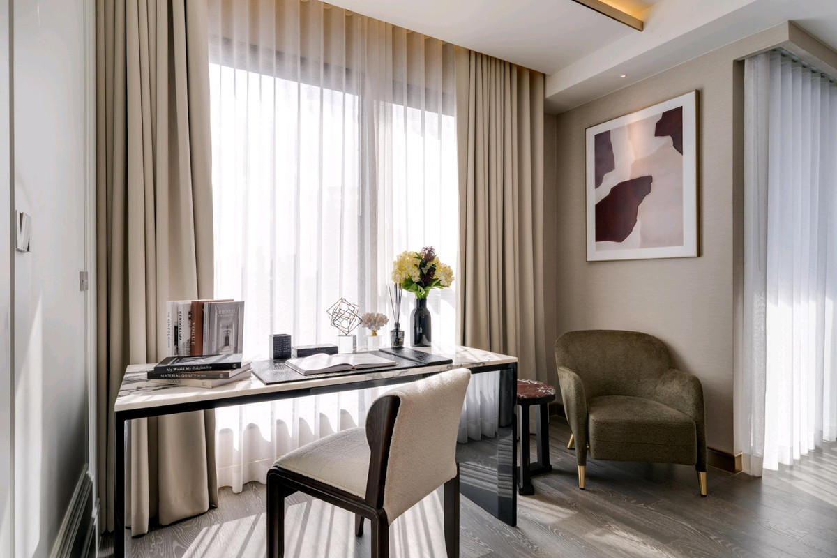 For SaleCondoKhlongtoei, Kluaynamthai : 🌟𝐏𝐞𝐧𝐭𝐡𝐨𝐮𝐬𝐞 𝟐𝟑𝟎 𝐬𝐪𝐦 𝐒𝐡𝐨𝐰 𝐮𝐧𝐢𝐭 ⭐️
 Sell fully Furnished professionally decorated unit!!  Foreigner Quota