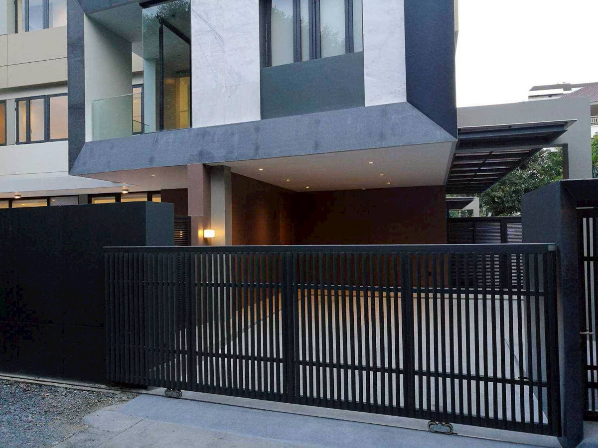 ขายบ้านสุขุมวิท อโศก ทองหล่อ : Luxury Family House with Private Pool for Sale Ekkamai | Spacious Warm Home Best Value | Near Big C Rama 4 | 98,000,000 THB | บ้านหรูพร้อมสระว่ายน้ำ เอกมัย พื้นที่กว้าง บรรยากาศอบอุ่น เหมาะสำหรับครอบครัว ทำเลดี ใกล้ Big C พระราม 4 ราคา 98 ล้านบาท 