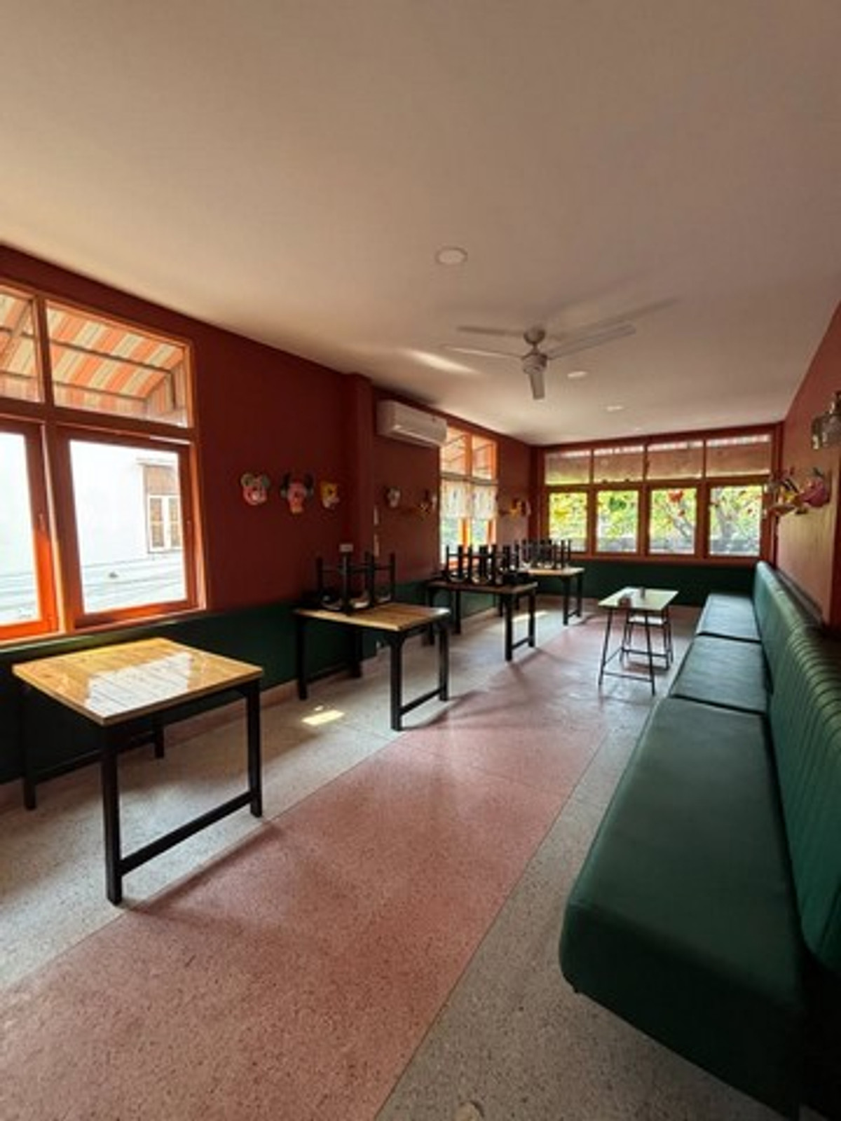 For RentShop HouseSathorn, Narathiwat : HR3276 Corner commercial building for rent. Sathorn-St. Louis 3 area stands out along the main road, in the heart of the business district and the busiest eating and traveling area.