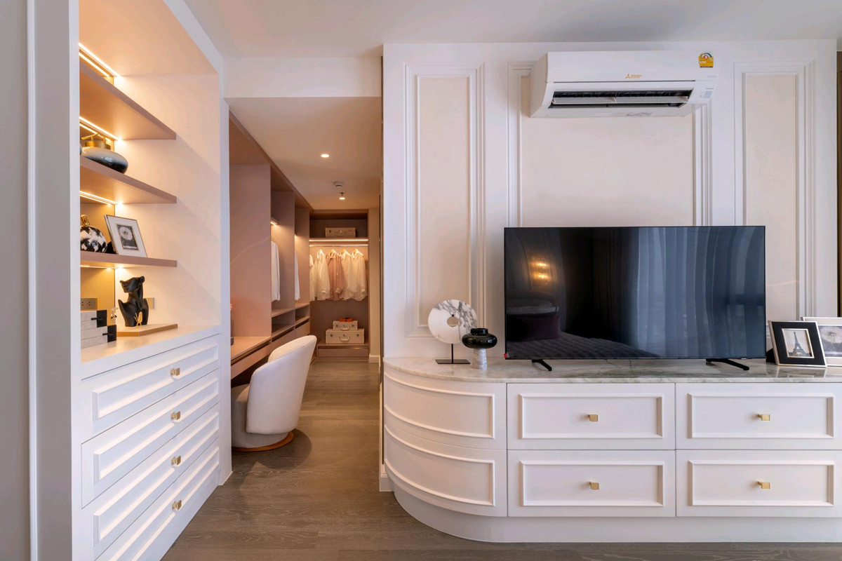 For SaleCondoKhlongtoei, Kluaynamthai : 🌟𝐏𝐞𝐧𝐭𝐡𝐨𝐮𝐬𝐞 𝟐𝟑𝟎 𝐬𝐪𝐦 𝐒𝐡𝐨𝐰 𝐮𝐧𝐢𝐭 ⭐️
 Sell fully Furnished professionally decorated unit!!  Foreigner Quota