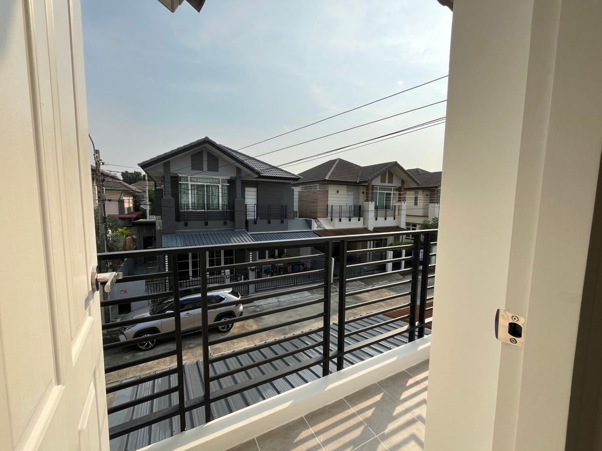 ขายนนทบุรี บางใหญ่ บางบัวทอง : บ้านแฝด หมู่บ้านชิชากร 2 / 3 ห้องนอน (ขาย), Semi - detached house Chichakorn Village 2 / 3 Bedrooms (FOR SALE) AOM082