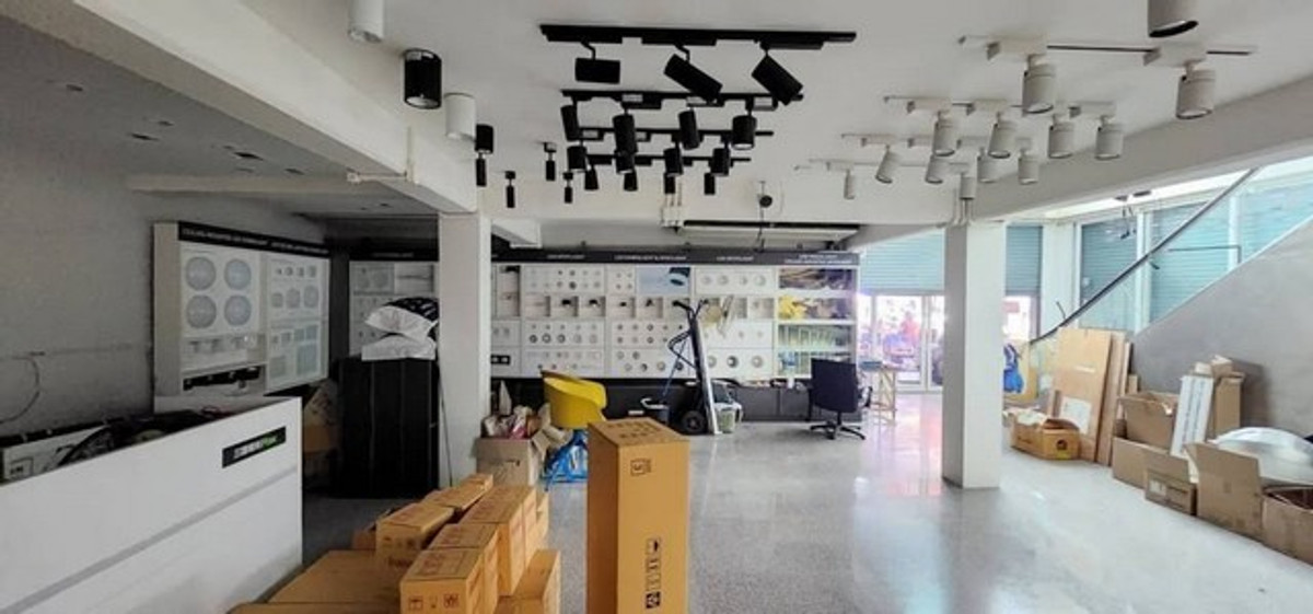 For RentShop HouseYaowarat, Banglamphu : HR3274 Announcement for renting a commercial building, 4 units, 5 floors, prime location in the heart of Khlong Thom-Worachak. Potential space for showroom and headquarters The densest commercial business district