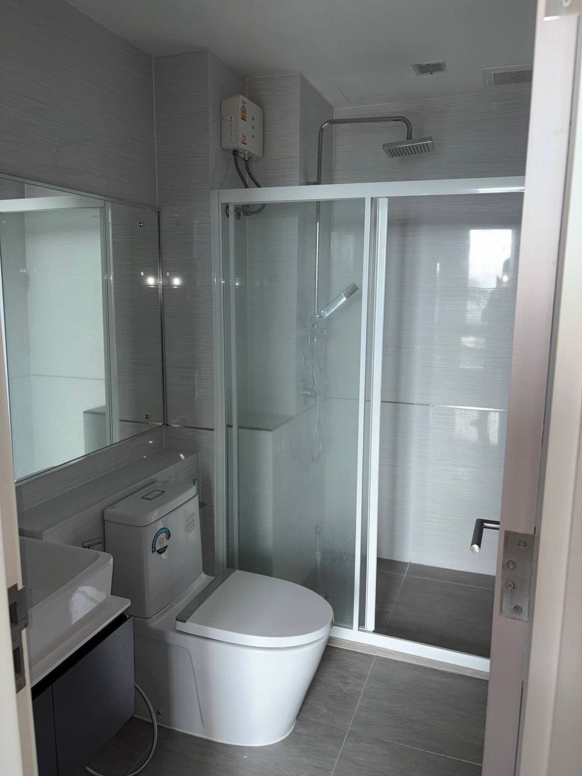 For RentCondoSamut Prakan,Samrong : For rent, corner room, 66 sq m, 2 bedrooms, 2 bathrooms, Building A, 18th floor, The Metropolis Samrong Interchange Condo.