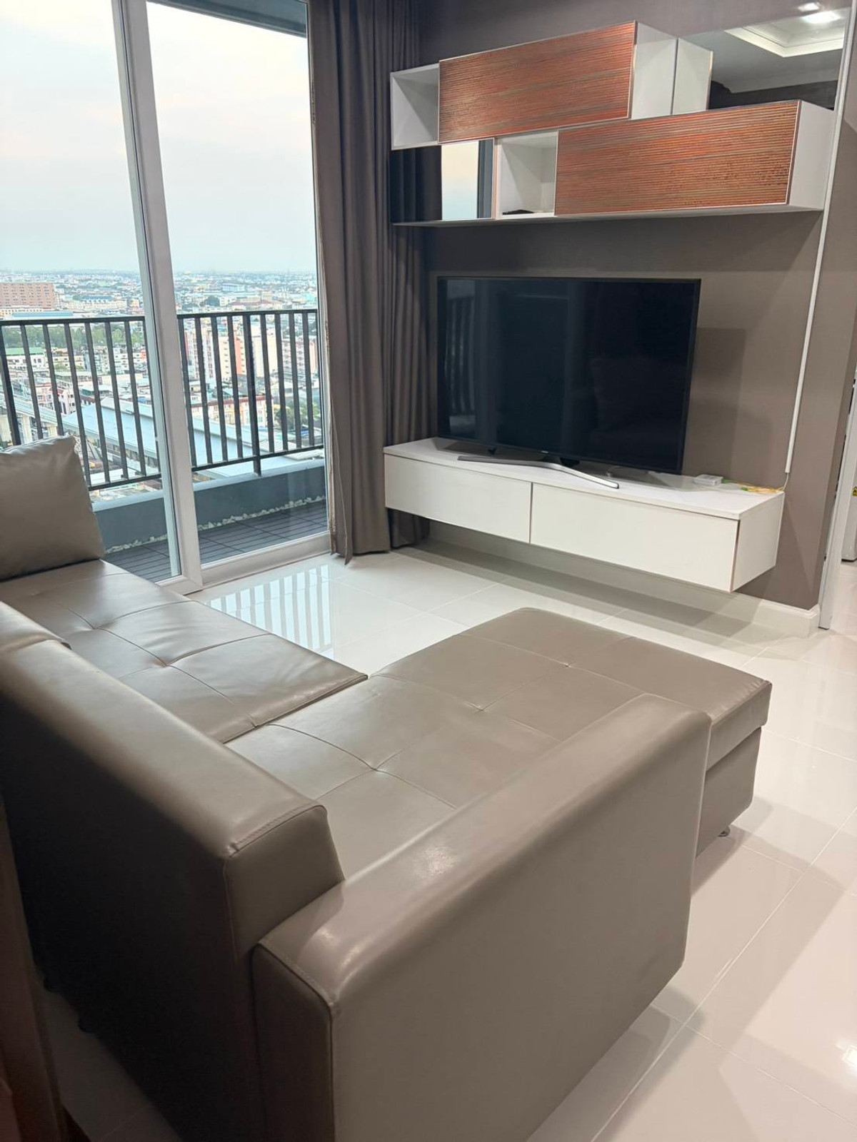 For RentCondoSamut Prakan,Samrong : For rent, corner room, 66 sq m, 2 bedrooms, 2 bathrooms, Building A, 18th floor, The Metropolis Samrong Interchange Condo.