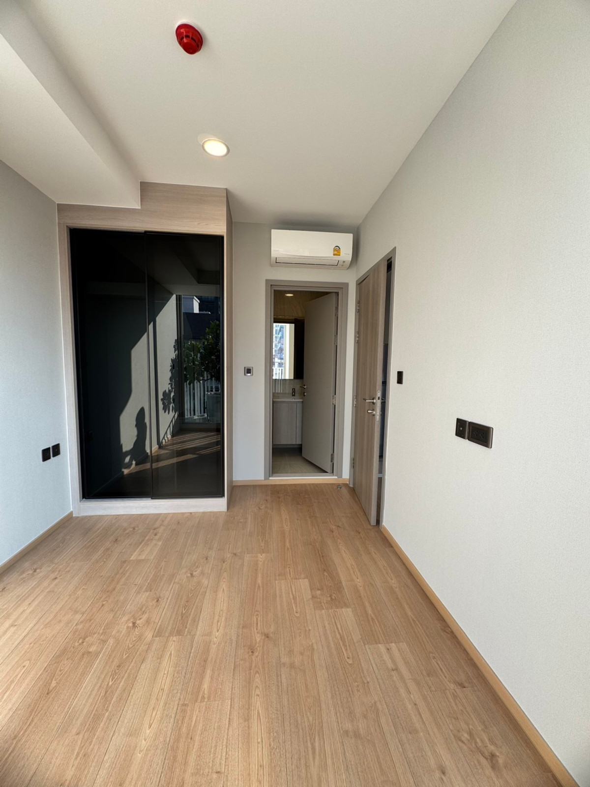 For RentCondoSukhumvit, Asoke, Thonglor : Brand new room, Chewathai Residence Thonglor, has never been rented. Decorated in minimalist style Ready to move in