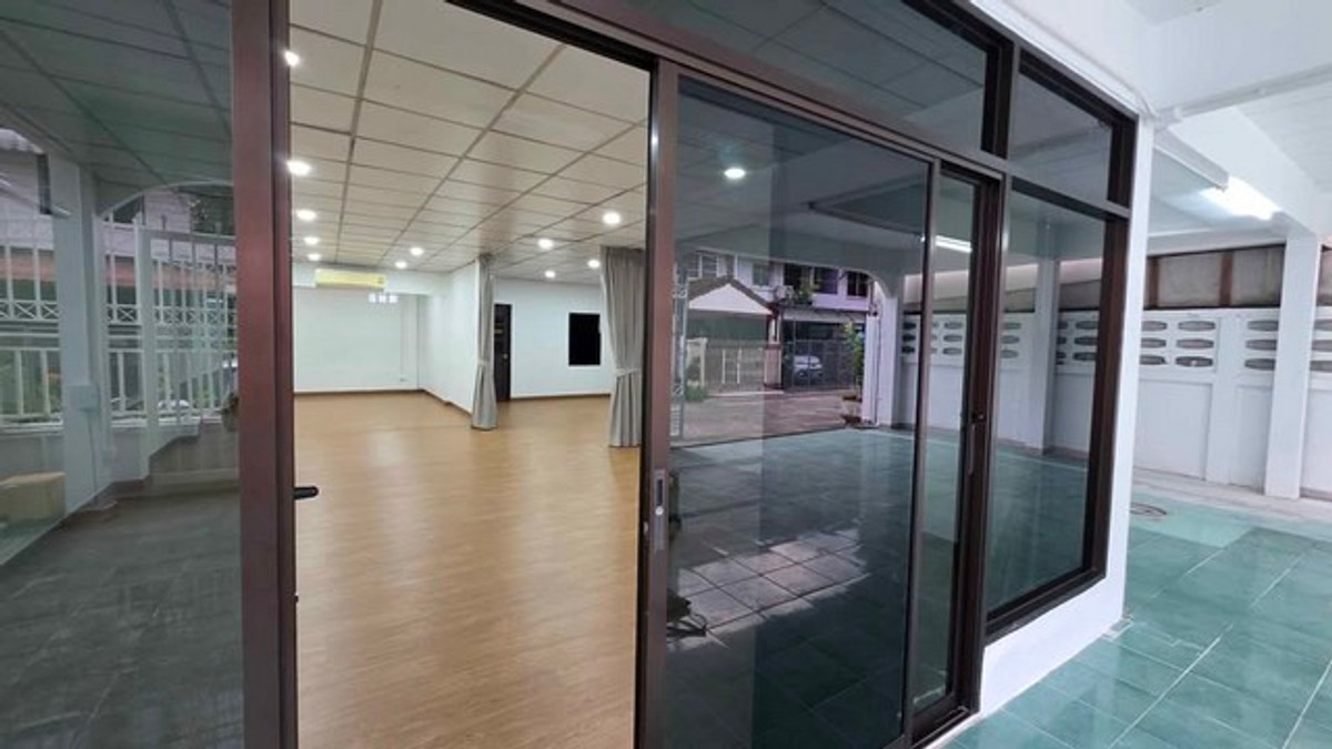 ให้เช่าบ้านโชคชัย4 ลาดพร้าว71 : HR3271ให้เช่าบ้านเดี่ยว 2 ชั้น พื้นที่ใช้สอยกว้างขวางกว่า 260 ตารางเมตร ตั้งอยู่ในหมู่บ้านระเบียงทอง 4 ซอยนาคนิวาส 44