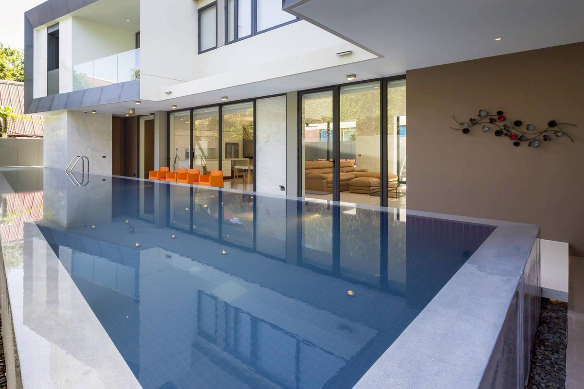 ขายบ้านสุขุมวิท อโศก ทองหล่อ : Luxury Family House with Private Pool for Sale Ekkamai | Spacious Warm Home Best Value | Near Big C Rama 4 | 98,000,000 THB | บ้านหรูพร้อมสระว่ายน้ำ เอกมัย พื้นที่กว้าง บรรยากาศอบอุ่น เหมาะสำหรับครอบครัว ทำเลดี ใกล้ Big C พระราม 4 ราคา 98 ล้านบาท 