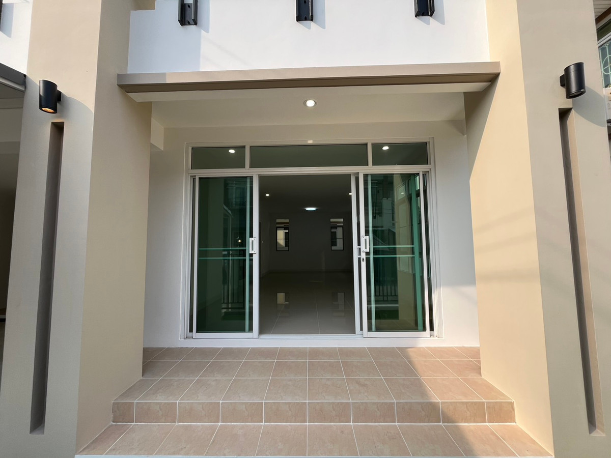 ขายนนทบุรี บางใหญ่ บางบัวทอง : บ้านแฝด หมู่บ้านชิชากร 2 / 3 ห้องนอน (ขาย), Semi - detached house Chichakorn Village 2 / 3 Bedrooms (FOR SALE) AOM082