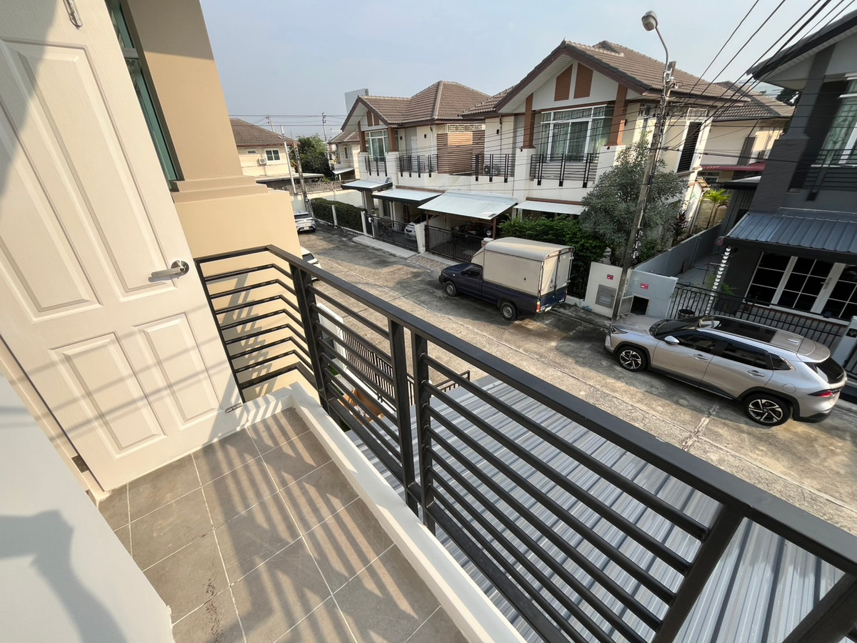 ขายนนทบุรี บางใหญ่ บางบัวทอง : บ้านแฝด หมู่บ้านชิชากร 2 / 3 ห้องนอน (ขาย), Semi - detached house Chichakorn Village 2 / 3 Bedrooms (FOR SALE) AOM082