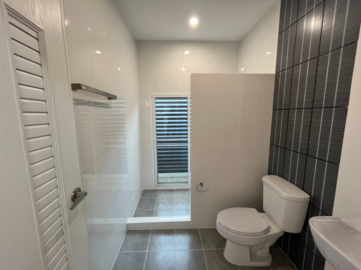 ขายนนทบุรี บางใหญ่ บางบัวทอง : บ้านแฝด หมู่บ้านชิชากร 2 / 3 ห้องนอน (ขาย), Semi - detached house Chichakorn Village 2 / 3 Bedrooms (FOR SALE) AOM082