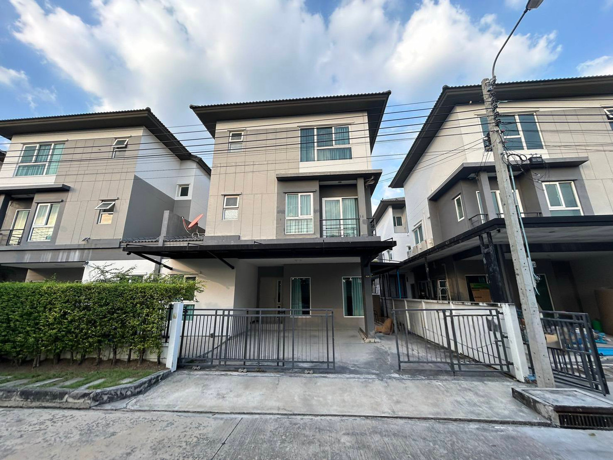 For SaleLadkrabang, Suwannaphum Airport : The front of the house doesnt hit anyone, 39 sq m, 4 bedrooms, 4 bathrooms, 3 parking spaces, 3-story twin house, Baan Klang Muang, Suan Luang.