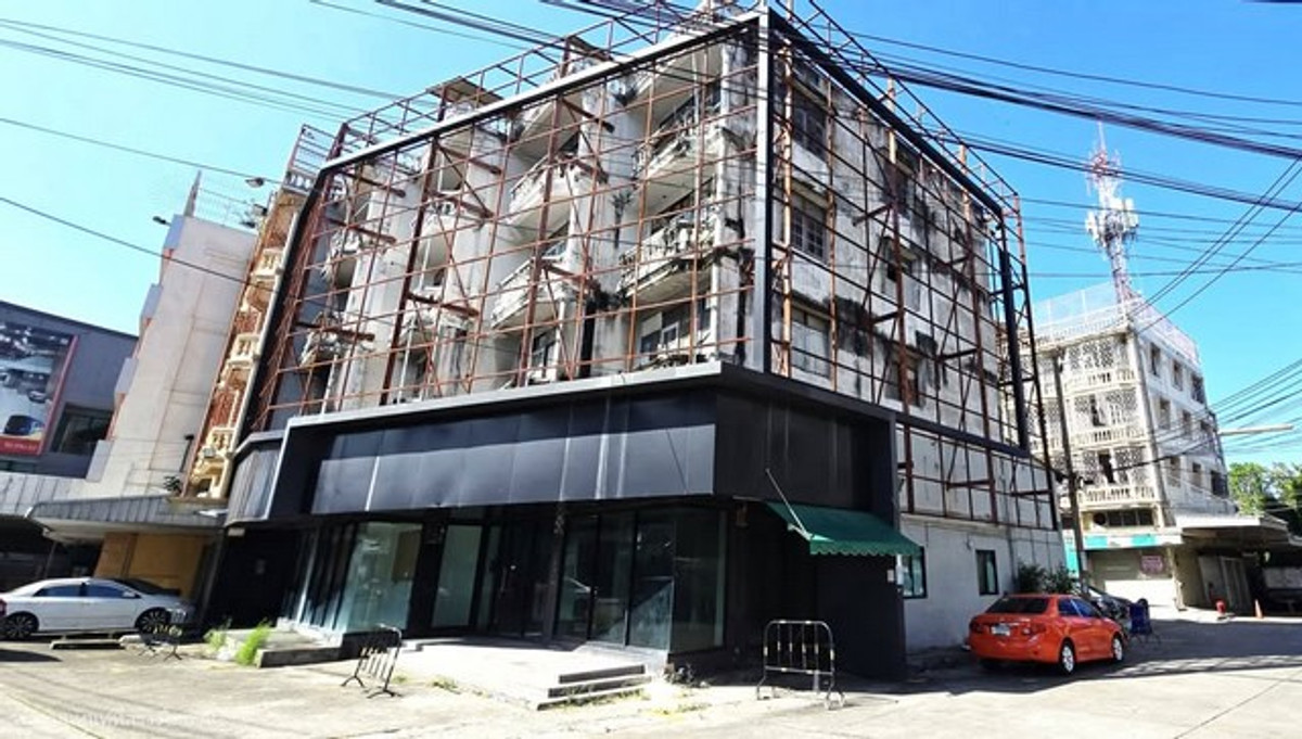 For RentShop HouseThaphra, Talat Phlu, Wutthakat : HR3272 Announcement of commercial building for rent, 4 units, 5 floors, location near the Bangkok Yai District Office. Potential location on the Thonburi side Next to government agencies and communities Convenient travel near the BTS.