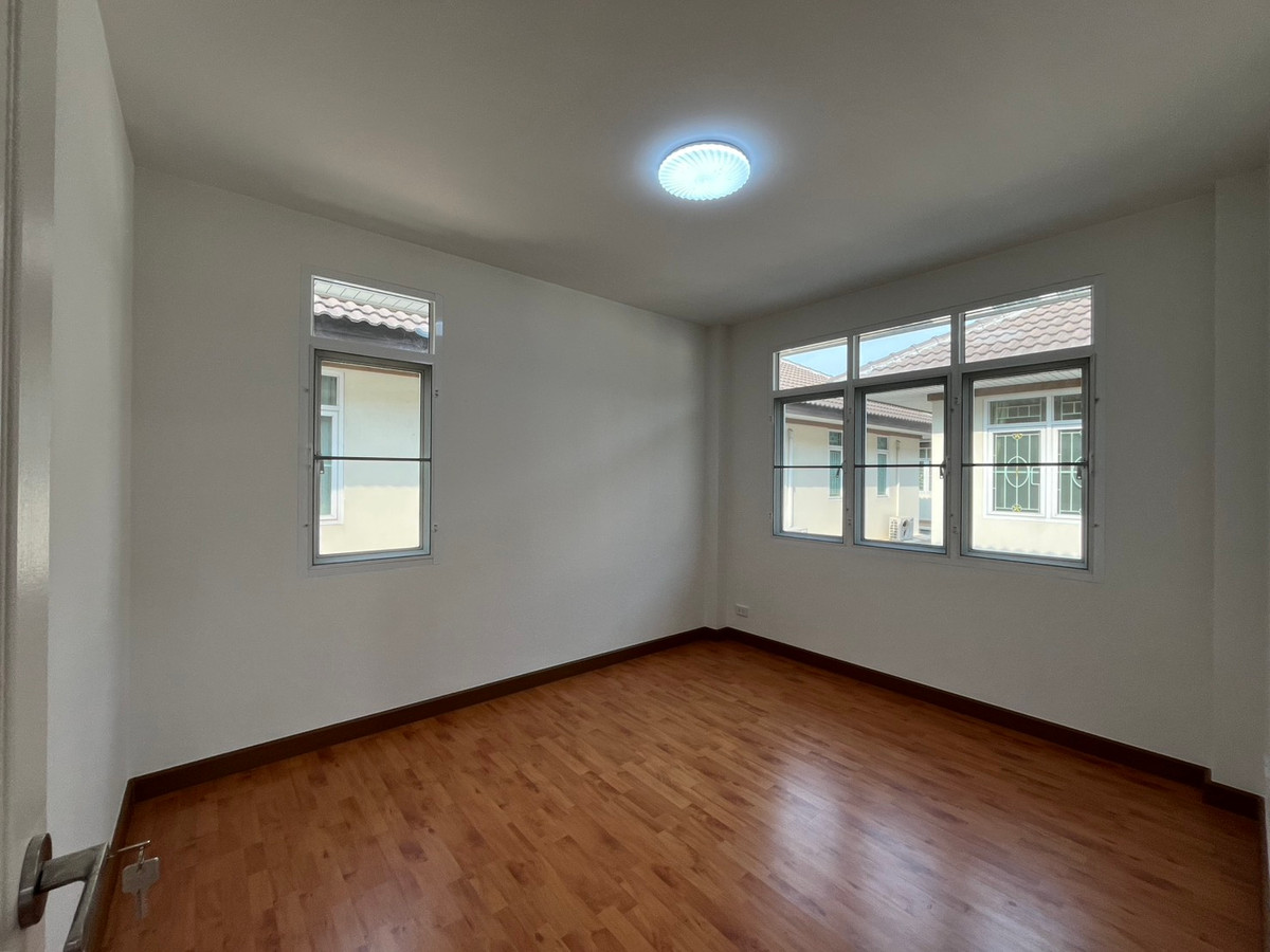 ขายนนทบุรี บางใหญ่ บางบัวทอง : บ้านแฝด หมู่บ้านชิชากร 2 / 3 ห้องนอน (ขาย), Semi - detached house Chichakorn Village 2 / 3 Bedrooms (FOR SALE) AOM082