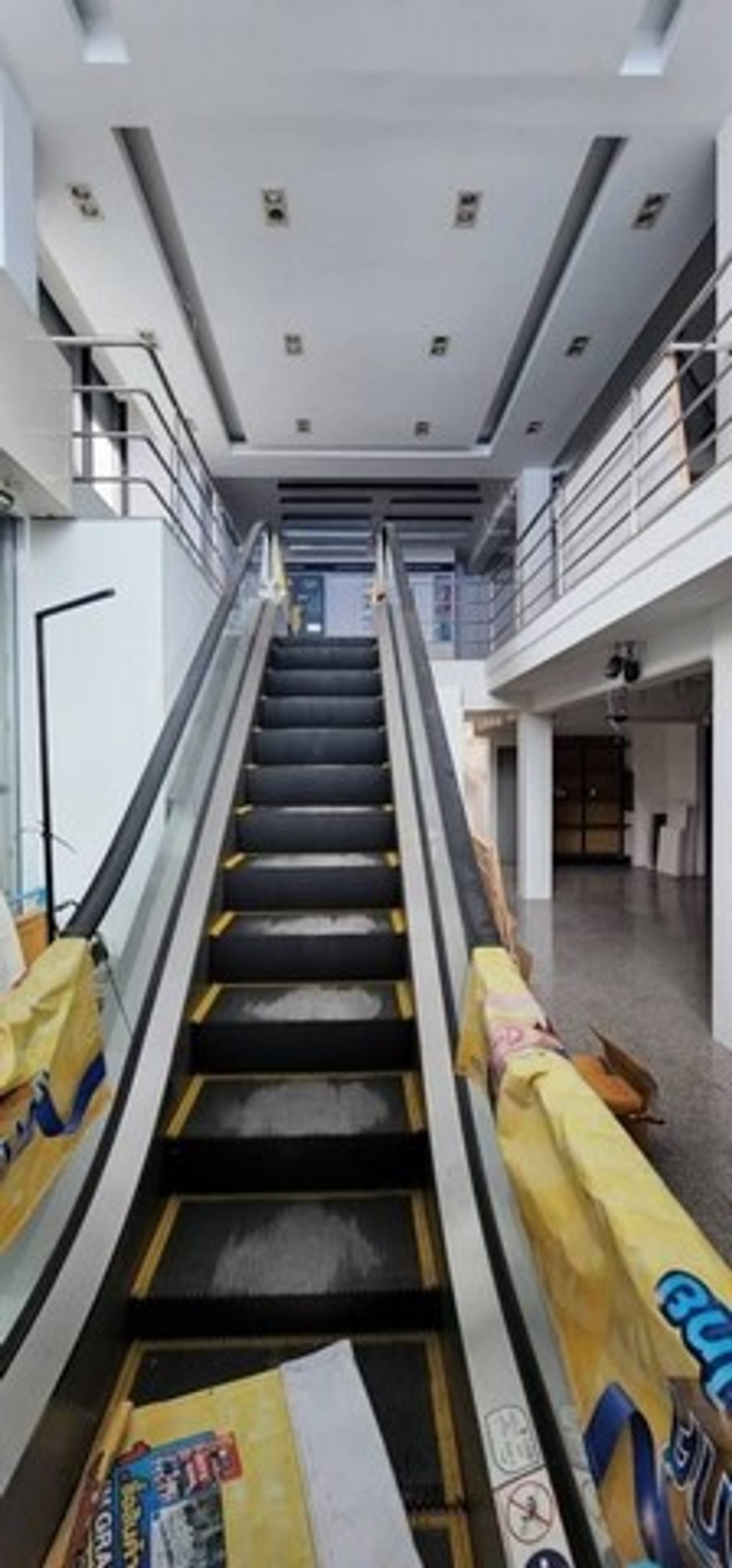 For RentShop HouseYaowarat, Banglamphu : HR3274 Announcement for renting a commercial building, 4 units, 5 floors, prime location in the heart of Khlong Thom-Worachak. Potential space for showroom and headquarters The densest commercial business district