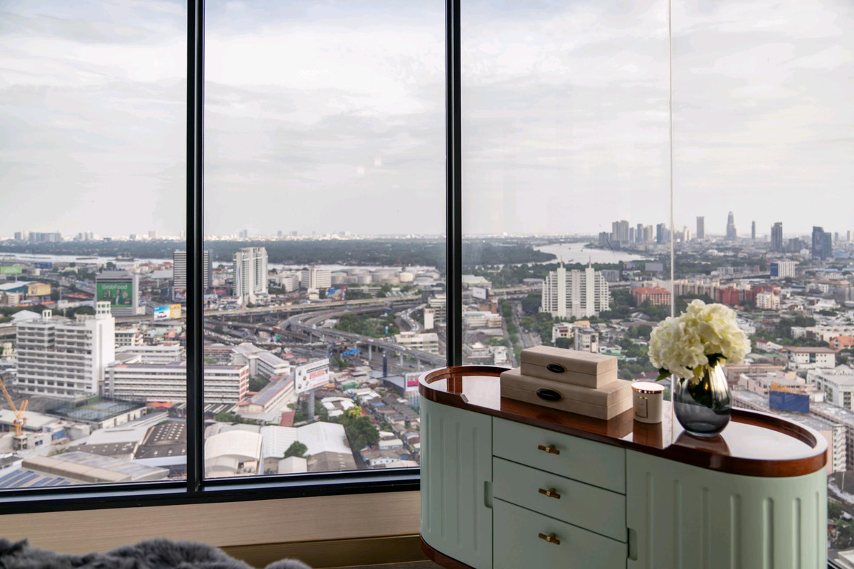 For SaleCondoKhlongtoei, Kluaynamthai : 🌟𝐏𝐞𝐧𝐭𝐡𝐨𝐮𝐬𝐞 𝟐𝟑𝟎 𝐬𝐪𝐦 𝐒𝐡𝐨𝐰 𝐮𝐧𝐢𝐭 ⭐️
 Sell fully Furnished professionally decorated unit!!  Foreigner Quota