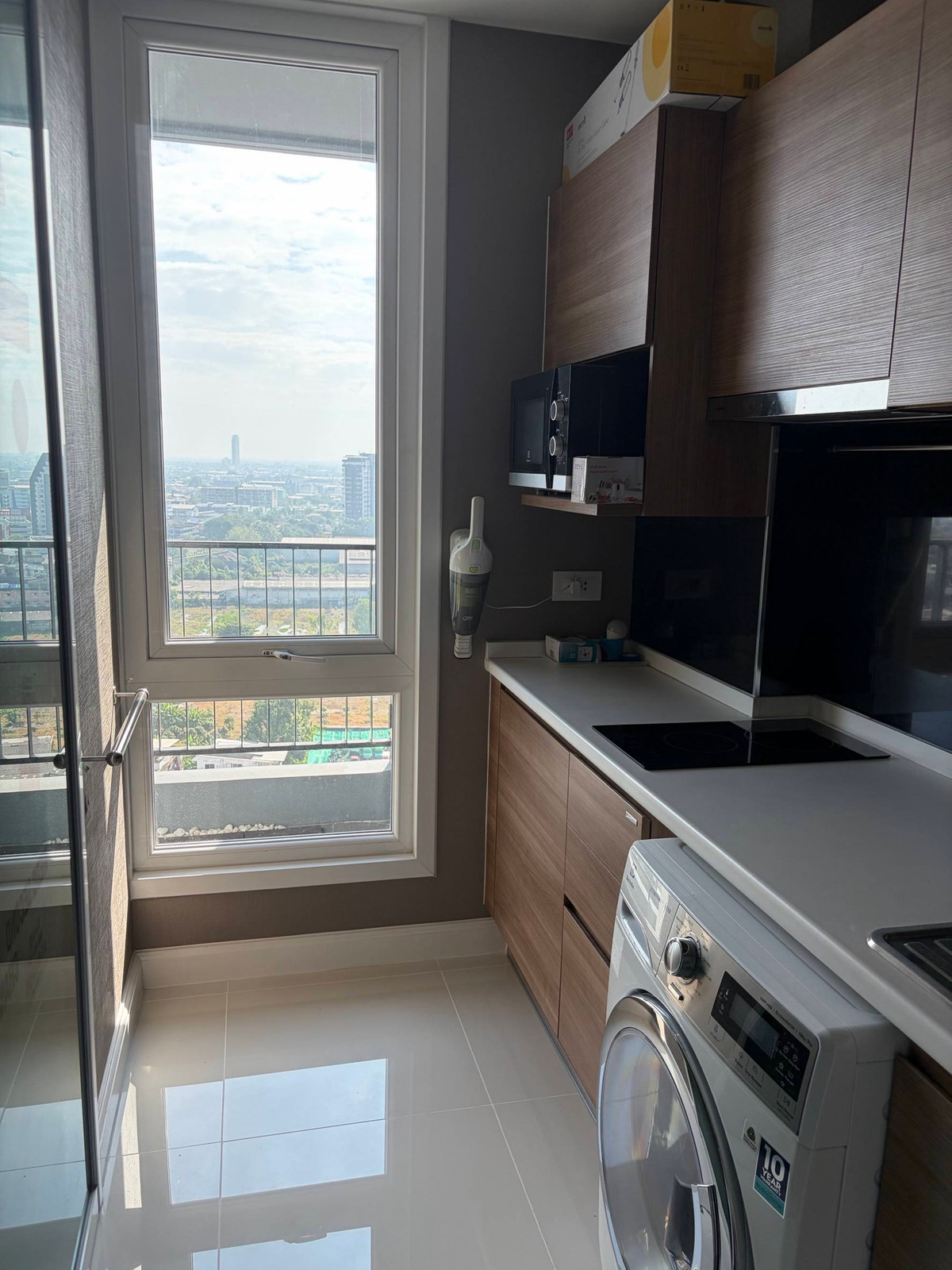 For RentCondoSamut Prakan,Samrong : For rent, corner room, 66 sq m, 2 bedrooms, 2 bathrooms, Building A, 18th floor, The Metropolis Samrong Interchange Condo.