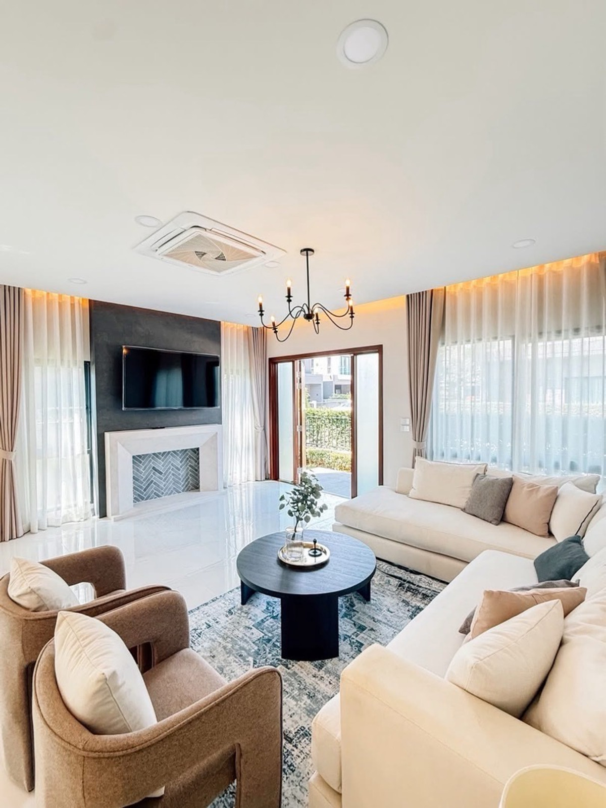 ให้เช่าบ้านบางนา แบริ่ง ลาซาล : The City Bangna (โครงการใหม่) 
พื้นที่ใช้สอย: 416 ตร.ม. ไซส์XXL
5 ห้องนอน | 6 ห้องน้ำ | 3 ห้องนั่งเล่น | 1 ห้องรับประทานอาหาร | 1 