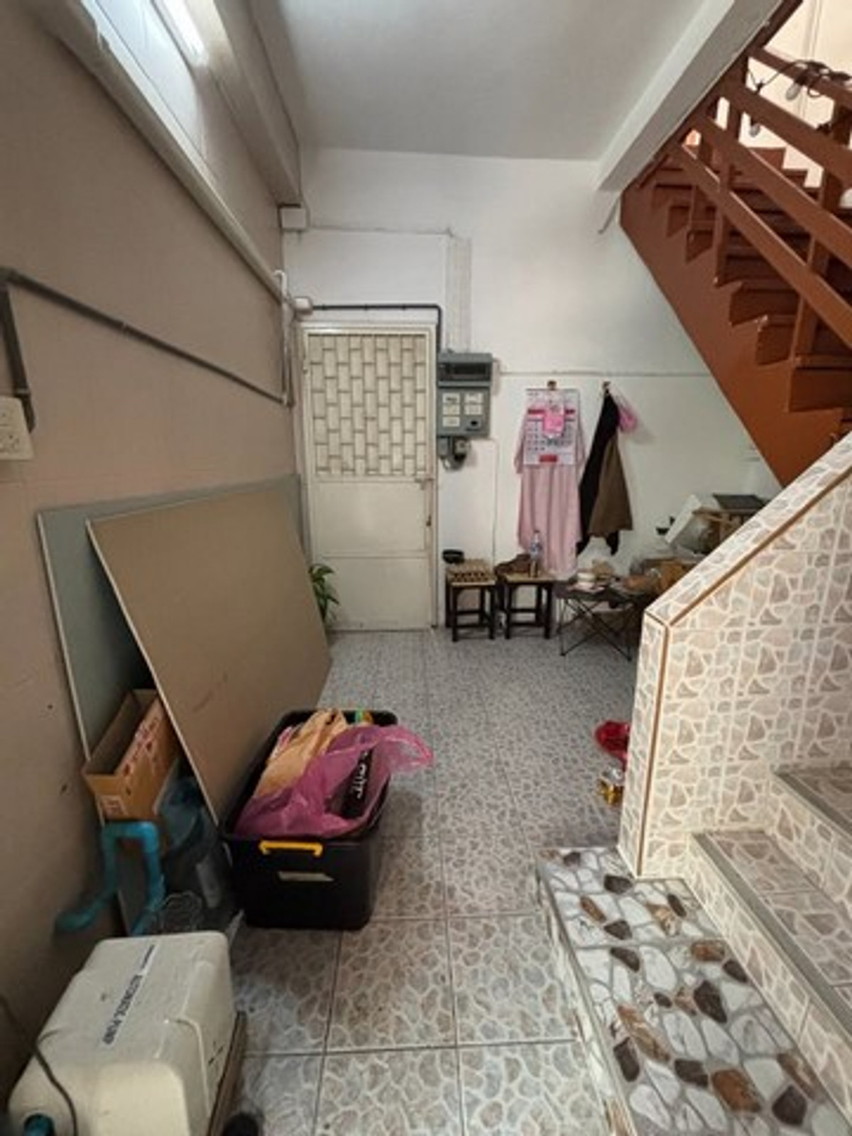 For RentShop HouseSathorn, Narathiwat : HR3276 Corner commercial building for rent. Sathorn-St. Louis 3 area stands out along the main road, in the heart of the business district and the busiest eating and traveling area.