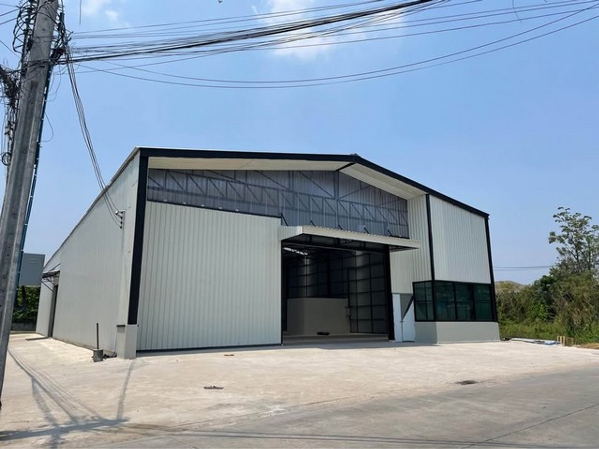 For RentWarehouseChaengwatana, Muangthong : HR3273 Warehouse and commercial building rental announcement Pakkret-Chaengwattana location (next to Muang Thong Thani) spacious area Can park many cars Supports industry standard weight