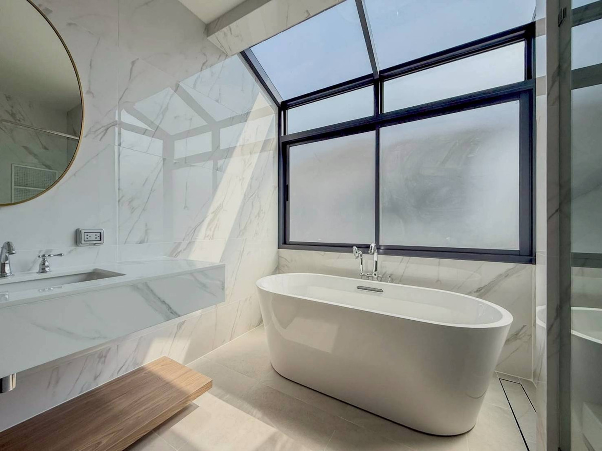 ขายบ้านพัฒนาการ ศรีนครินทร์ : Narasiri Krungthep Kreetha บ้านเดี่ยว Ultra Luxury 4 ห้องนอน พร้อมตกแต่งหินอ่อน Please call: 082-894-4624