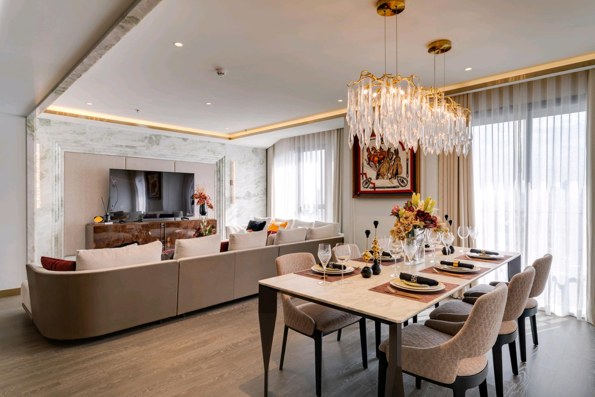 For SaleCondoKhlongtoei, Kluaynamthai : 🌟𝐏𝐞𝐧𝐭𝐡𝐨𝐮𝐬𝐞 𝟐𝟑𝟎 𝐬𝐪𝐦 𝐒𝐡𝐨𝐰 𝐮𝐧𝐢𝐭 ⭐️
 Sell fully Furnished professionally decorated unit!!  Foreigner Quota