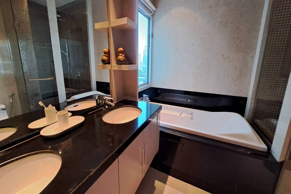 For RentCondoWitthayu, Chidlom, Langsuan, Ploenchit : 🔥 For Rent !!  modern style, Good location !! 🔥 Code C20260300004..........Royal Residence Park, 3 bedroom, 3 bathroom, furnished, ready to move in 📣📣