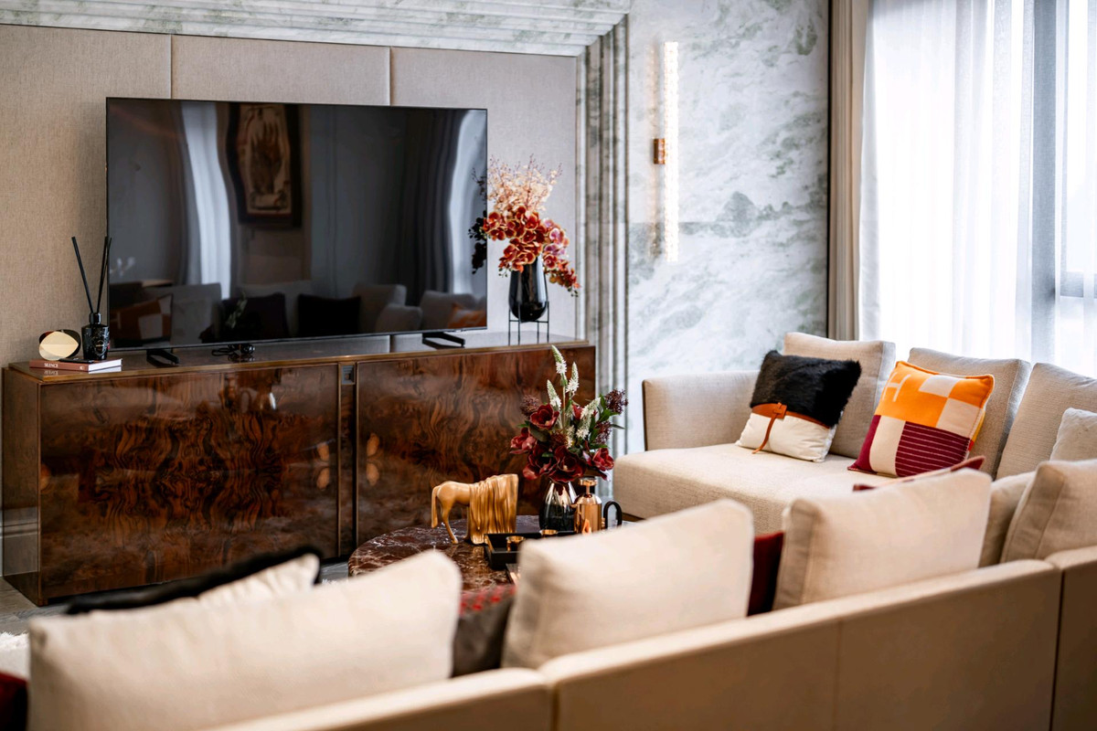 For SaleCondoKhlongtoei, Kluaynamthai : 🌟𝐏𝐞𝐧𝐭𝐡𝐨𝐮𝐬𝐞 𝟐𝟑𝟎 𝐬𝐪𝐦 𝐒𝐡𝐨𝐰 𝐮𝐧𝐢𝐭 ⭐️
 Sell fully Furnished professionally decorated unit!!  Foreigner Quota