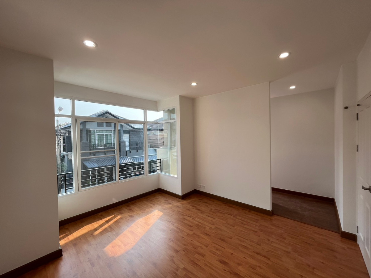 ขายนนทบุรี บางใหญ่ บางบัวทอง : บ้านแฝด หมู่บ้านชิชากร 2 / 3 ห้องนอน (ขาย), Semi - detached house Chichakorn Village 2 / 3 Bedrooms (FOR SALE) AOM082