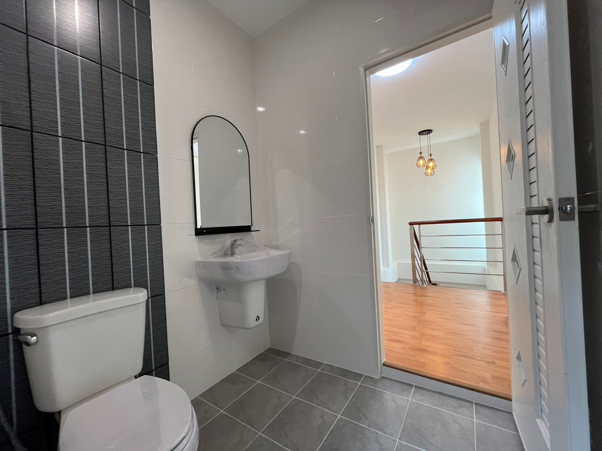 ขายนนทบุรี บางใหญ่ บางบัวทอง : บ้านแฝด หมู่บ้านชิชากร 2 / 3 ห้องนอน (ขาย), Semi - detached house Chichakorn Village 2 / 3 Bedrooms (FOR SALE) AOM082