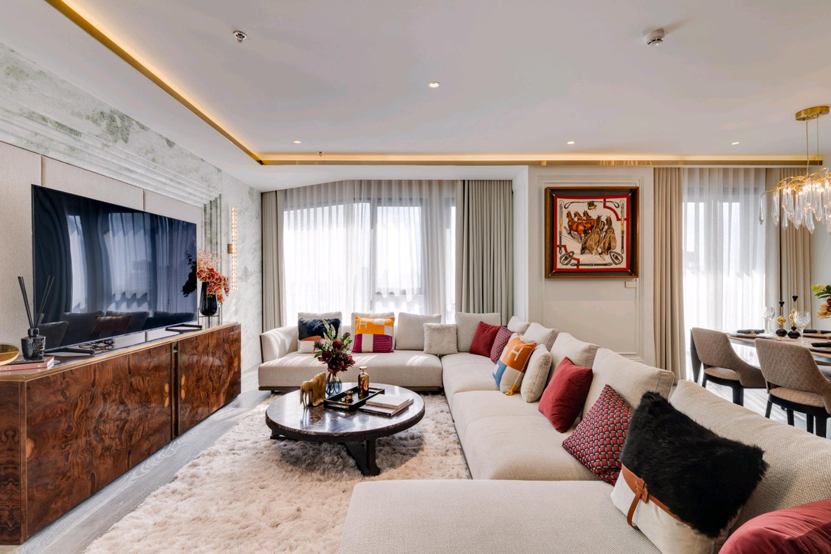 For SaleCondoKhlongtoei, Kluaynamthai : 🌟𝐏𝐞𝐧𝐭𝐡𝐨𝐮𝐬𝐞 𝟐𝟑𝟎 𝐬𝐪𝐦 𝐒𝐡𝐨𝐰 𝐮𝐧𝐢𝐭 ⭐️
 Sell fully Furnished professionally decorated unit!!  Foreigner Quota