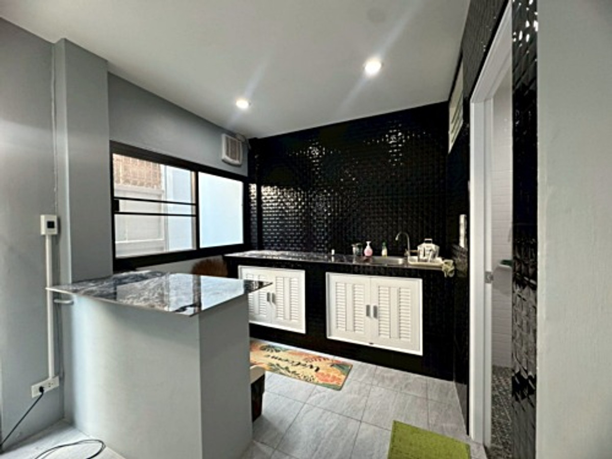 For RentTownhomeSamut Prakan,Samrong : Townhouse for rent, Soi Sukhumvit 72, prime location! Near BTS Bearing, only 450 meters! (N.2022)