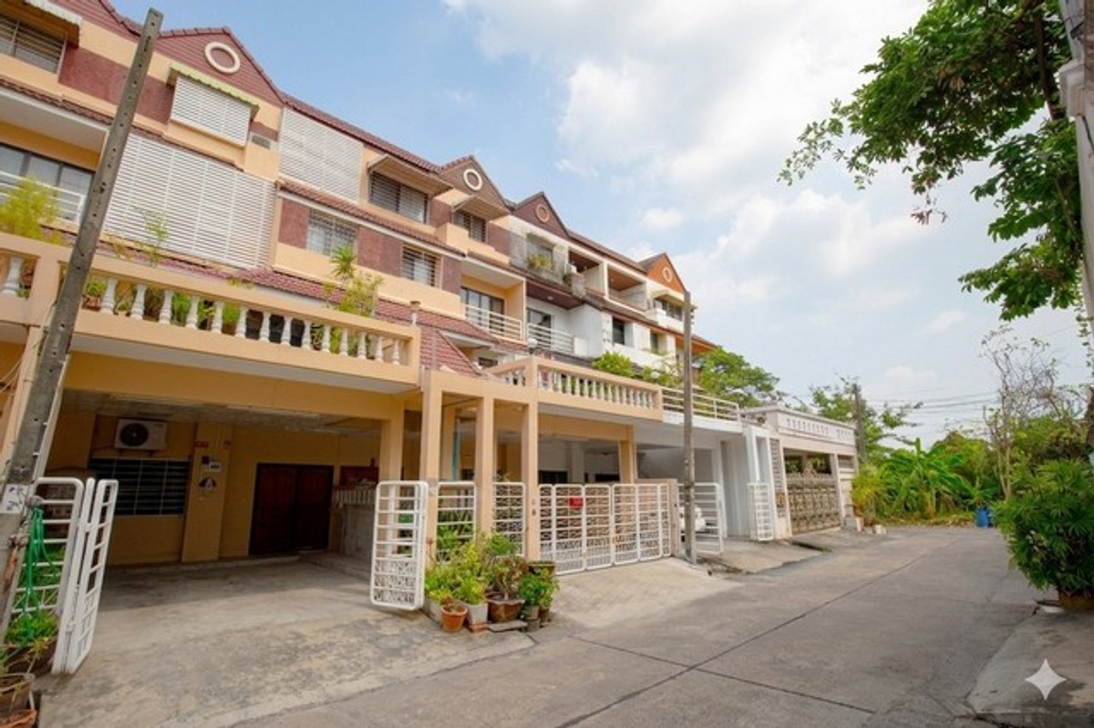 For RentTownhomePattanakan, Srinakarin : HR3284 Warathorn Ville Phatthanakan 44, 4-story house for rent, lots of space, convenient parking, near the expressway and Triam Udom Phatthanakan.