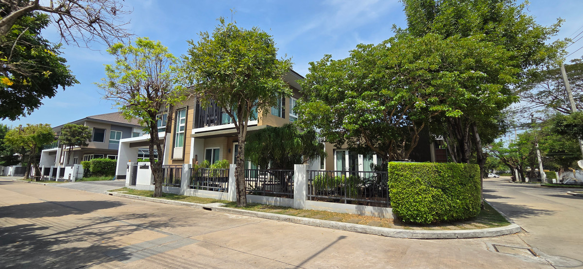 For SaleHouseBangna, Bearing, Lasalle : Corner detached house, large area, near Mega Bangna, only 1 km. Suitable for families who want a spacious house, good location, close to international schools and the expressway, convenient travel.