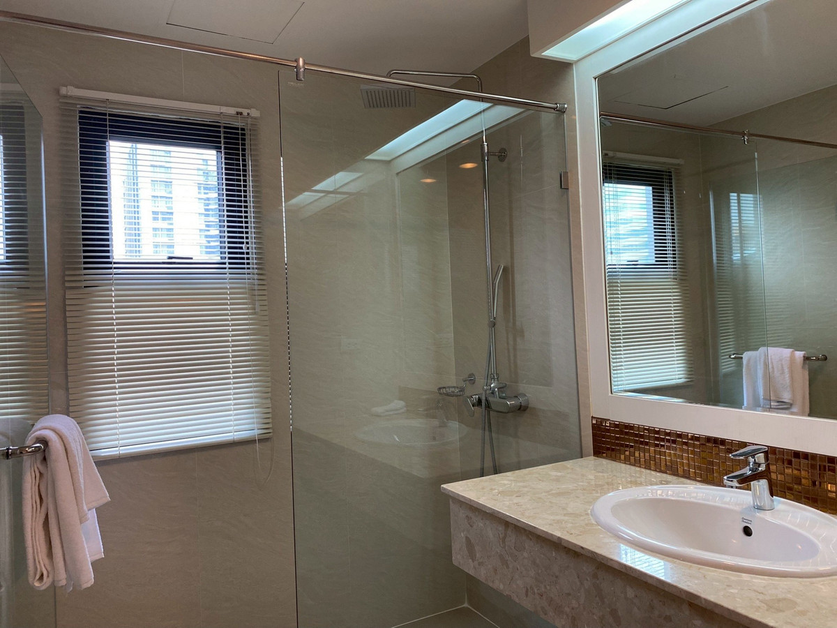 For RentCondoSukhumvit, Asoke, Thonglor : 🏙️ Condo for Rent 🐶 Pet Friendly – G.P. Grande Tower 🐱 A spacious and airy living room, offering a comfortable home-like living experience. ✨