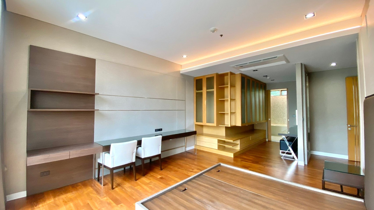 For RentCondoSukhumvit, Asoke, Thonglor : Condo for rent Domus 18, 3 bedrooms, 250 sq m, Sukhumvit-Asoke area, near BTS Asoke.