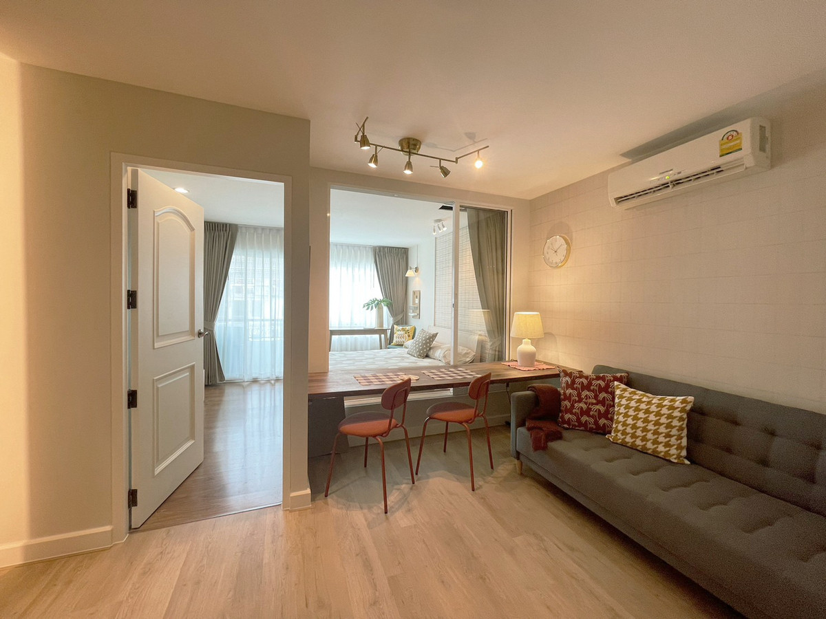 For RentCondoSilom, Saladaeng, Bangrak : RS5296 Newly renovated condo for rent, Muji style, warm and cozy, Surawong City Resort, near MRT Samyan.