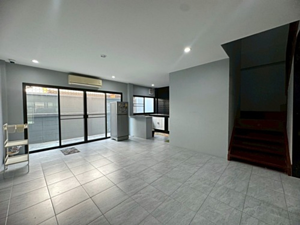 For RentTownhomeSamut Prakan,Samrong : Townhouse for rent, Soi Sukhumvit 72, prime location! Near BTS Bearing, only 450 meters! (N.2022)