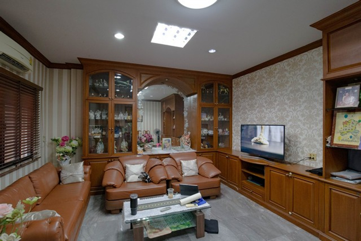 For RentTownhomePattanakan, Srinakarin : HR3284 Warathorn Ville Phatthanakan 44, 4-story house for rent, lots of space, convenient parking, near the expressway and Triam Udom Phatthanakan.