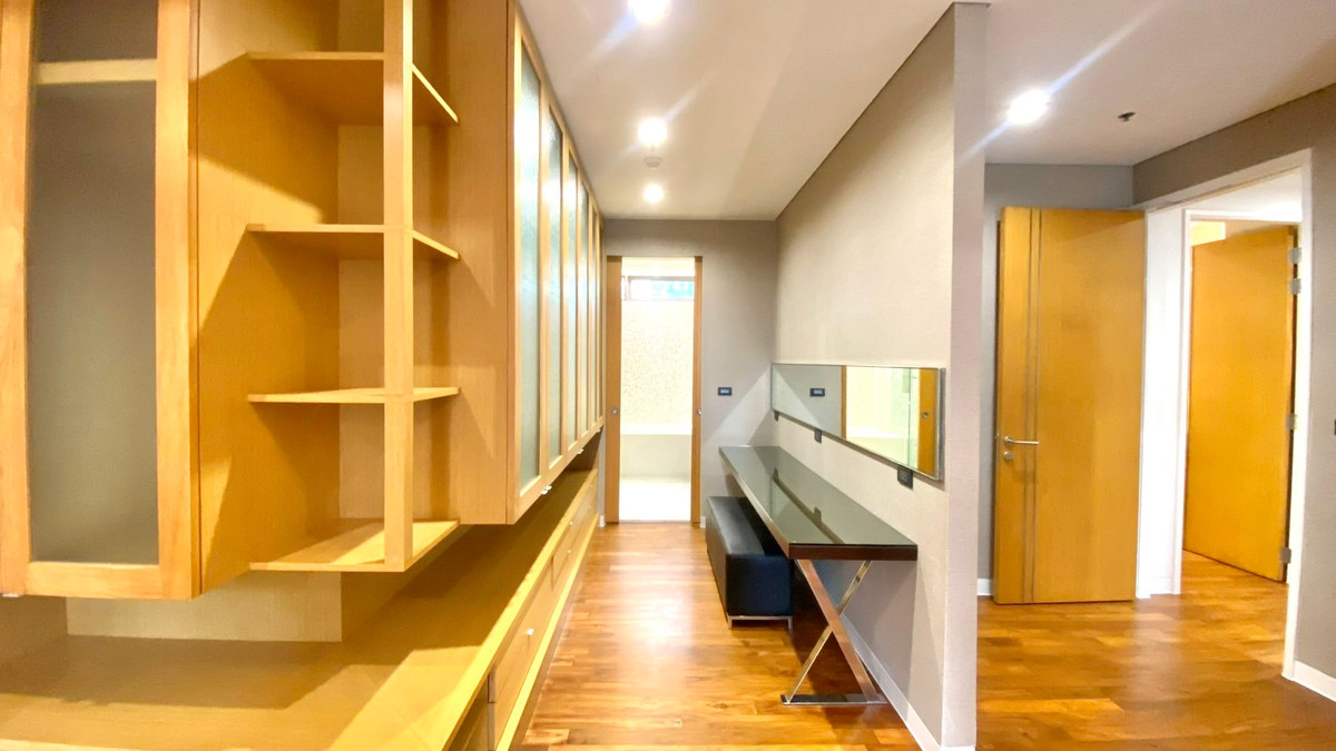 For RentCondoSukhumvit, Asoke, Thonglor : Condo for rent Domus 18, 3 bedrooms, 250 sq m, Sukhumvit-Asoke area, near BTS Asoke.