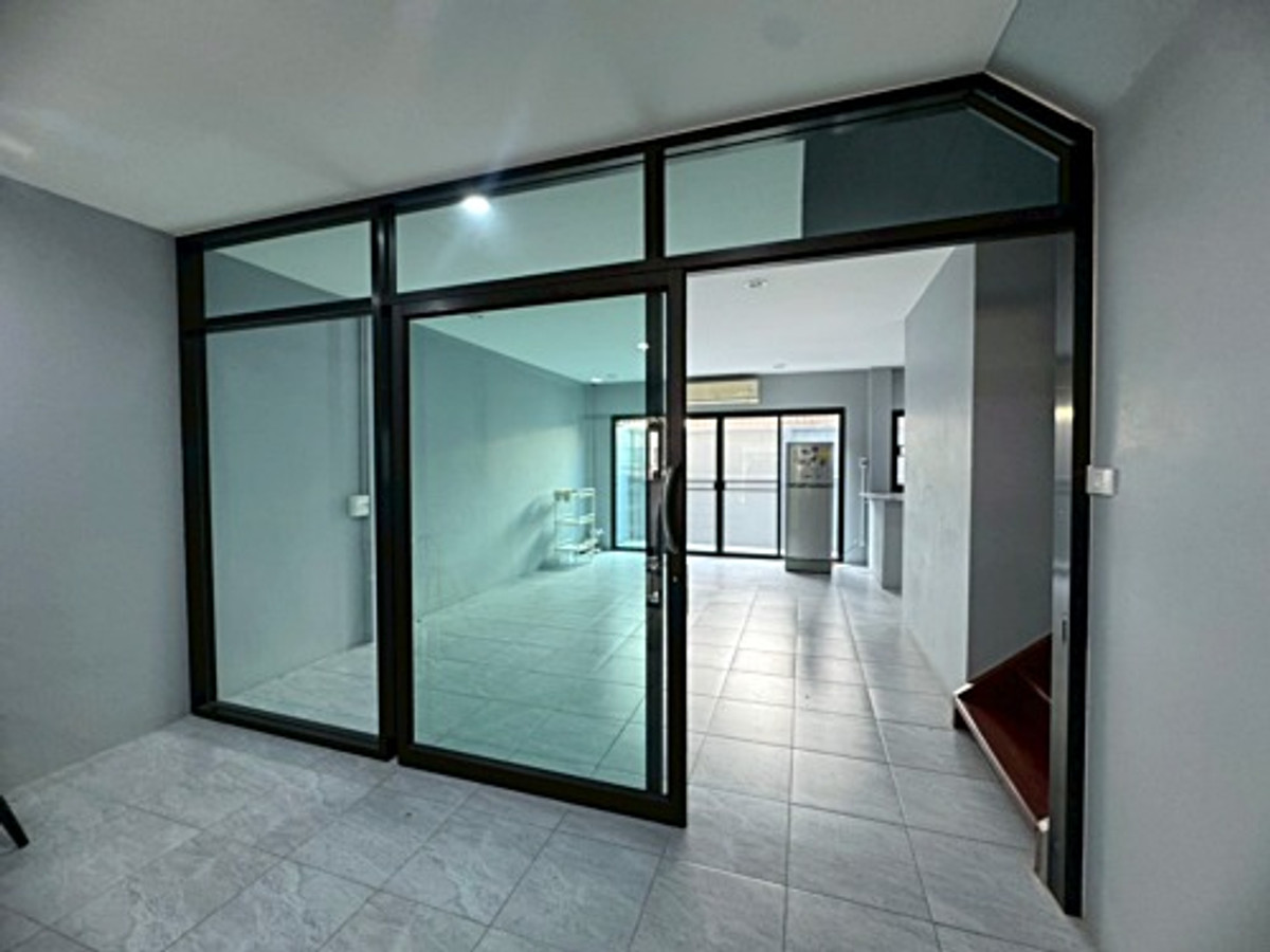 For RentTownhomeSamut Prakan,Samrong : Townhouse for rent, Soi Sukhumvit 72, prime location! Near BTS Bearing, only 450 meters! (N.2022)