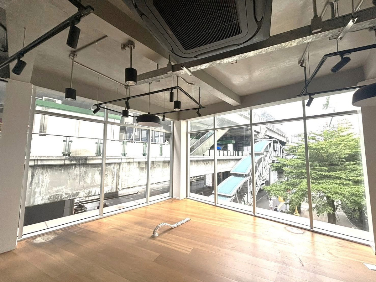 For RentOfficeSukhumvit, Asoke, Thonglor : Shop / Office for rent, Sukhumvit, near Ekkamai-Phra Khanong, next to BTS Phra Khanong, walking distance to BTS.