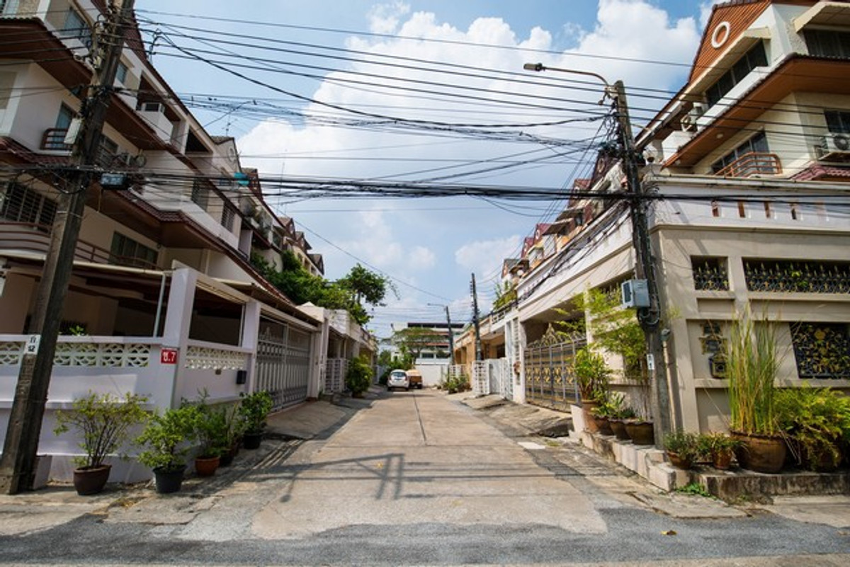 For RentTownhomePattanakan, Srinakarin : HR3284 Warathorn Ville Phatthanakan 44, 4-story house for rent, lots of space, convenient parking, near the expressway and Triam Udom Phatthanakan.