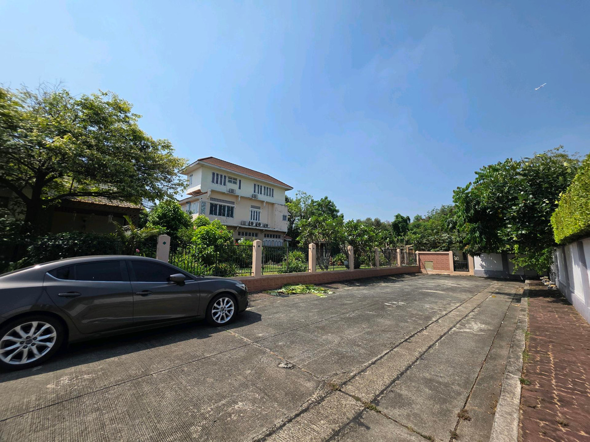 For SaleHouseMin Buri, Romklao : Urgent sale! Single house in Chaiyaphruek 1 Village, Khum Klao Road. Extra large plot