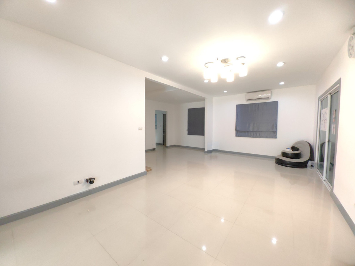 ขายบ้านเกษตรศาสตร์ รัชโยธิน : ขายบ้านเดี่ยว เดอะแพลนท์ วงแหวน-รามอินทรา เนื้อที่ 80.1 ตรว. หลังริม ทำเลดี การเดินทางสะดวก ใกล้ทางด่วน ใกล้แฟชั่น ใกล้แจ๊สคู้บอน